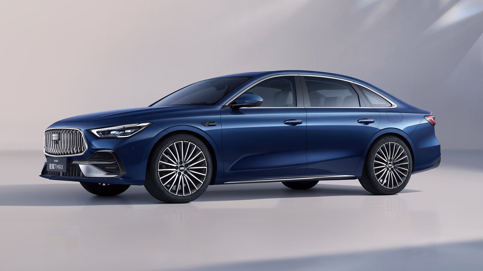 Синий Geely Starshine 7 в студии, вид спереди в три четверти