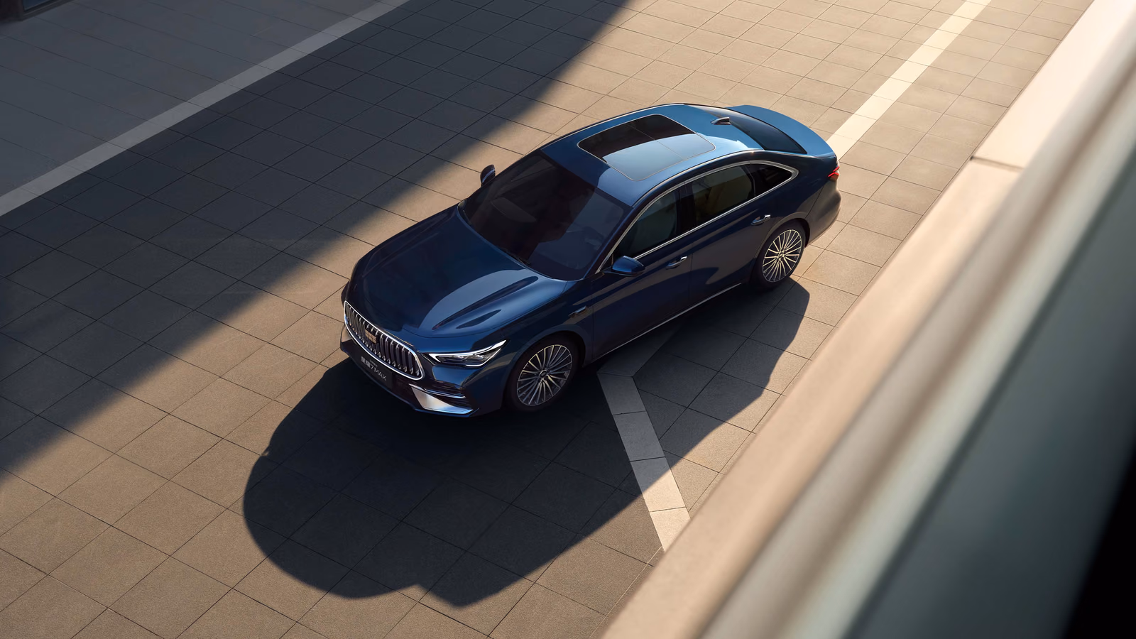 Geely Starshine 7 на дороге, вид сверху