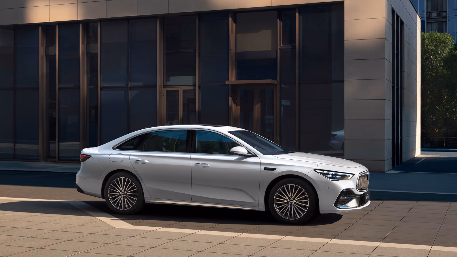 Белый Geely Starshine 7 у здания
