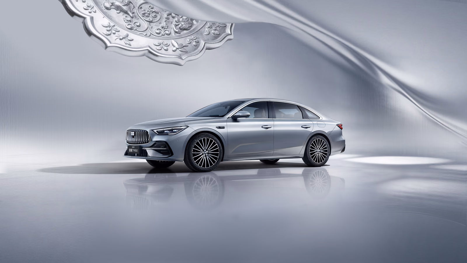Серебристый Geely Starshine 7 в студии