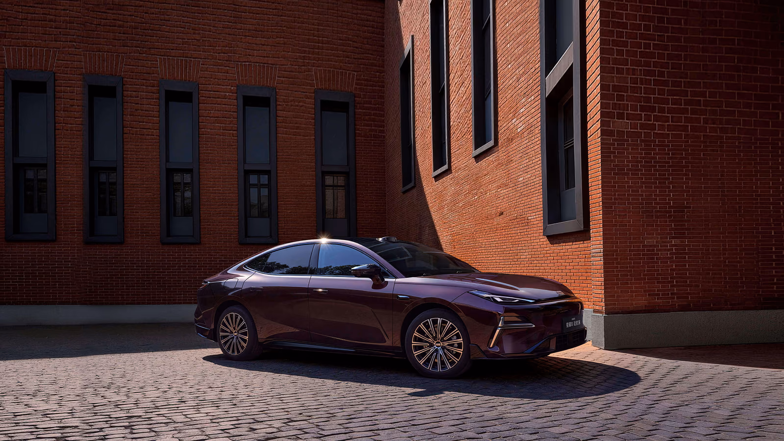 Фиолетовый Geely Starshine 8 у кирпичного здания