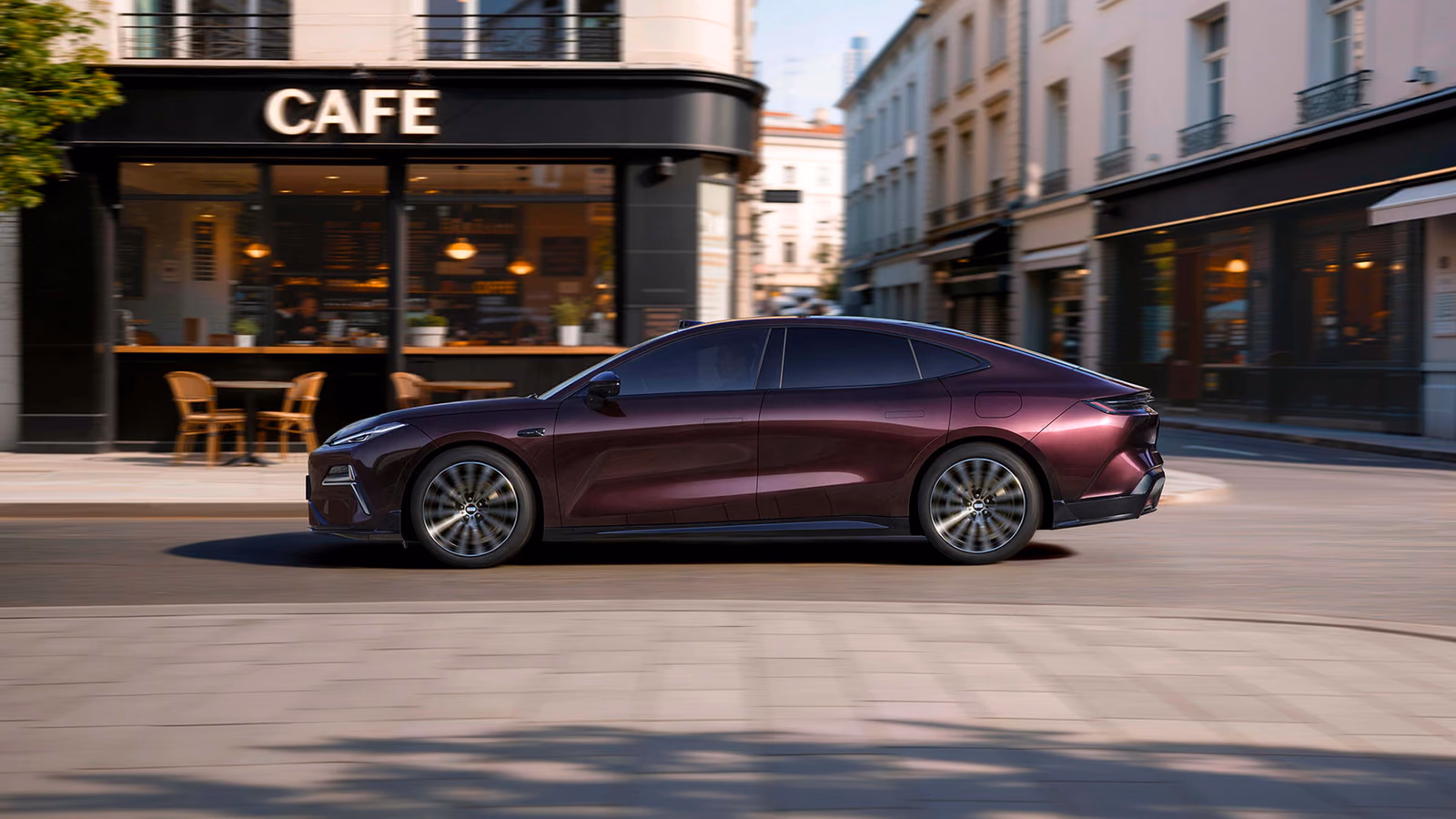 Geely Starshine 8 у городского кафе