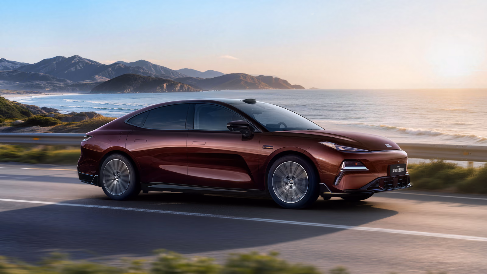 Бордовый Geely Starshine 8 на прибрежной дороге