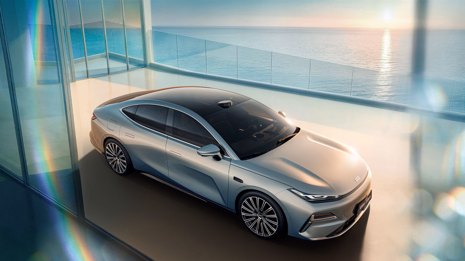 Серебристый Geely Starshine 8 у стеклянного здания