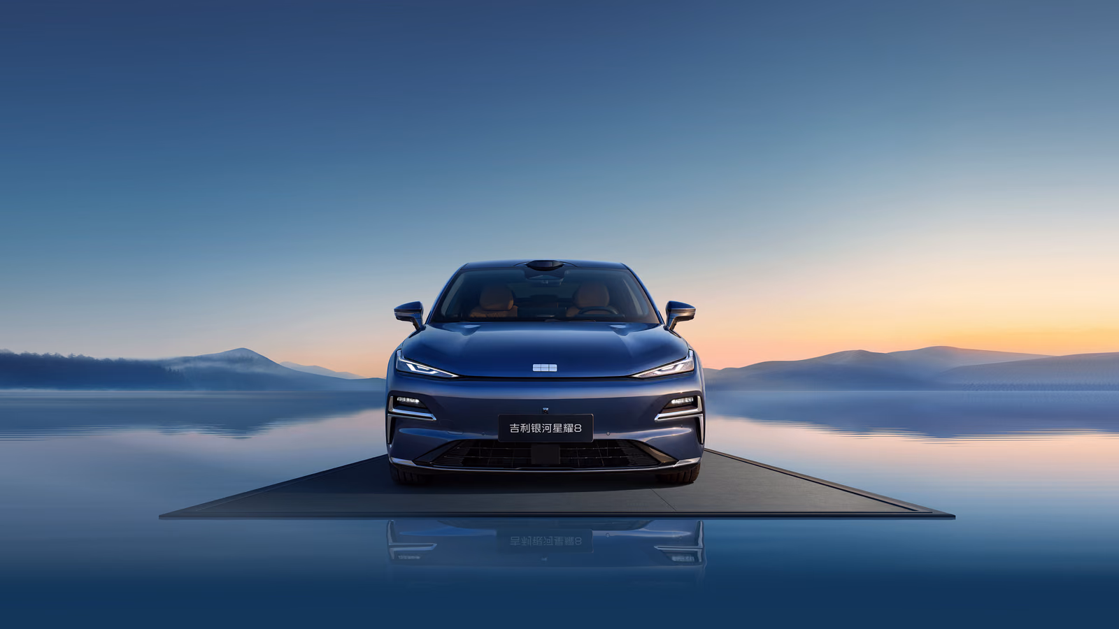 Синий Geely Starshine 8 у моря, фронтальный вид
