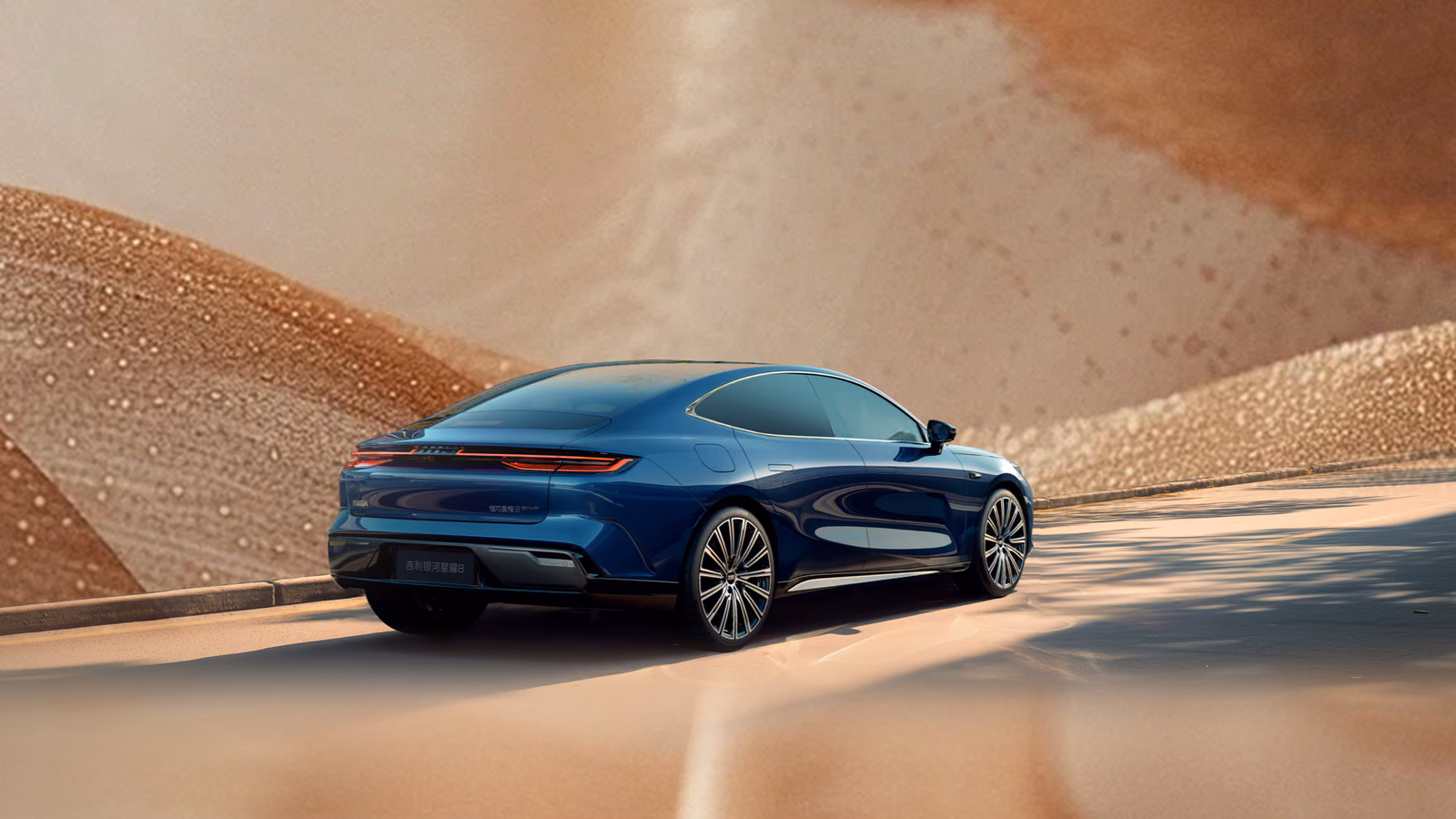 Синий Geely Starshine 8 в дюнах