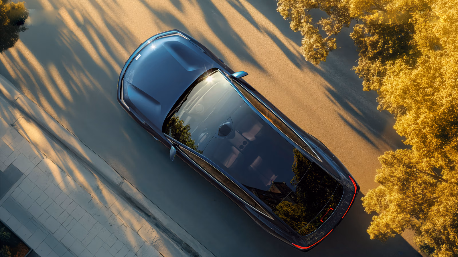 Geely Starshine 8, вид сверху на осенней дороге