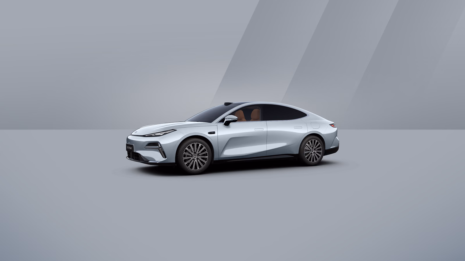 Серебристый Geely Starshine 8 в студии