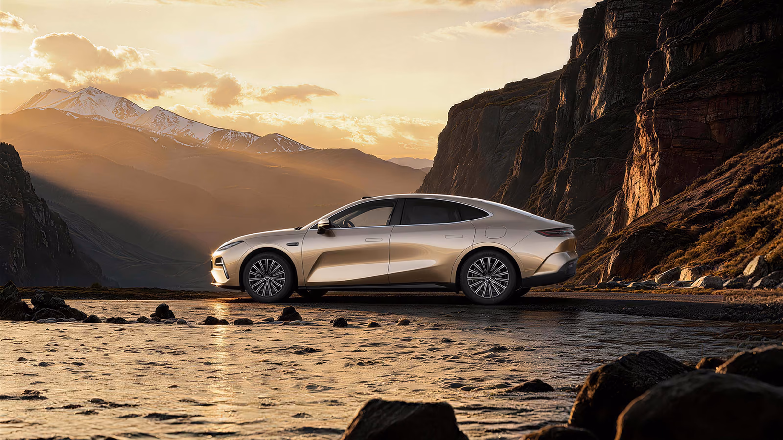 Geely Galaxy Starshine 8 в профиль на горном плато