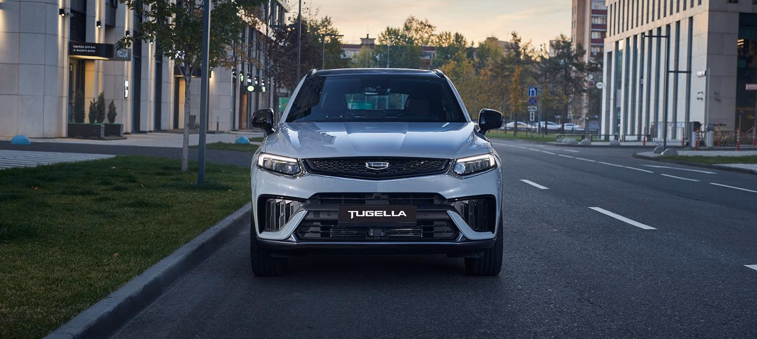 Geely Tugella на городской дороге, вид спереди