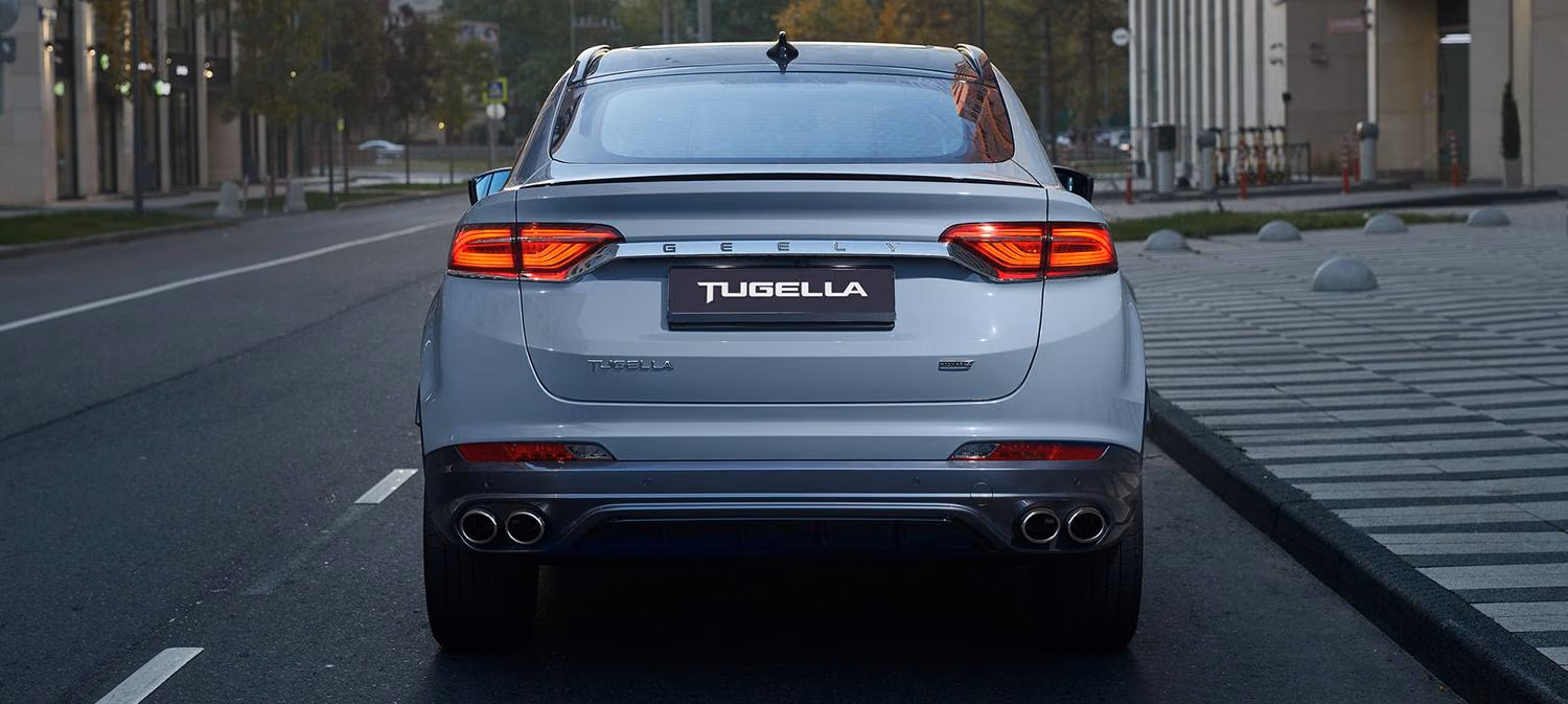 Geely Tugella на городской дороге, вид сзади