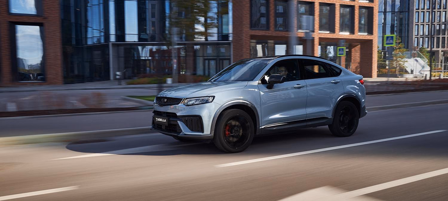 Geely Tugella в движении по городской улице