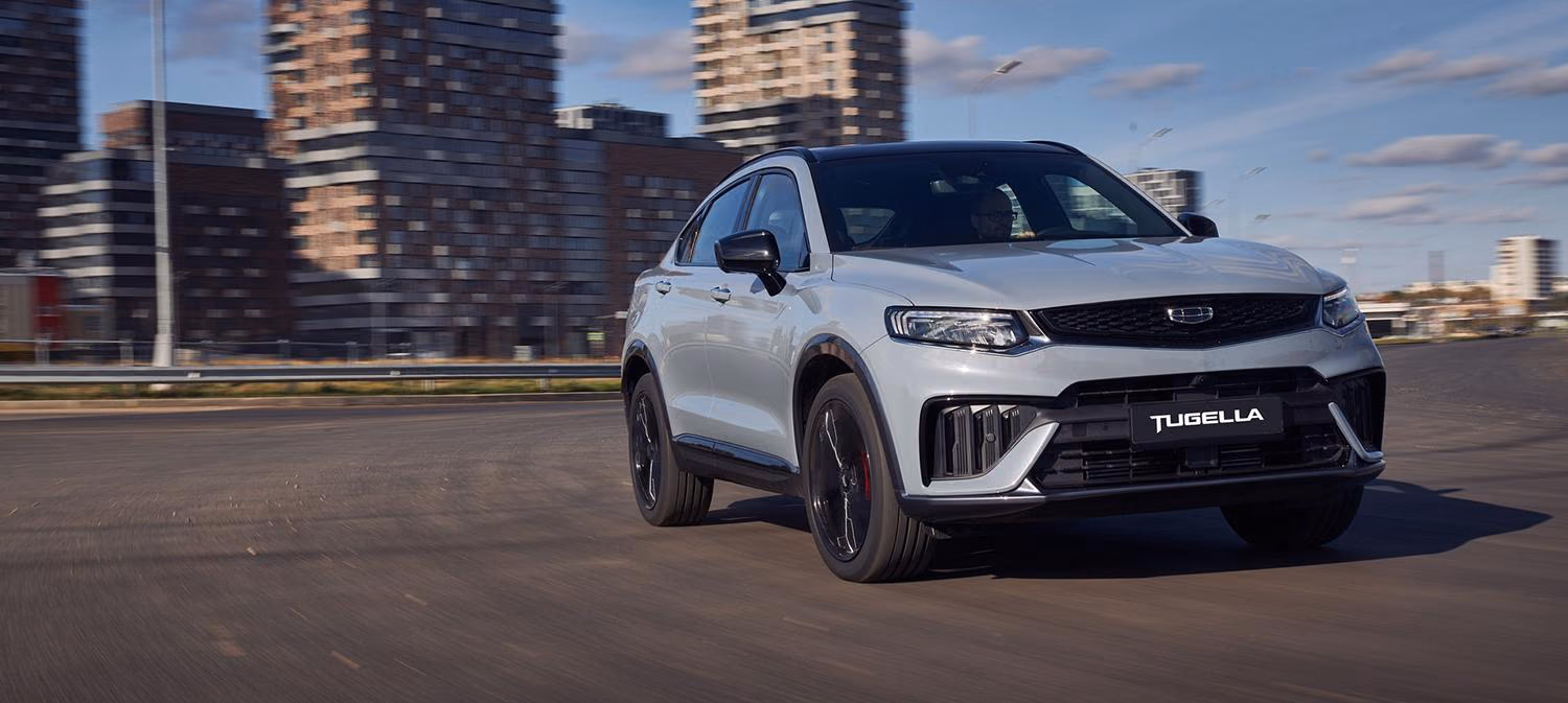 Geely Tugella в динамичном переднем ракурсе