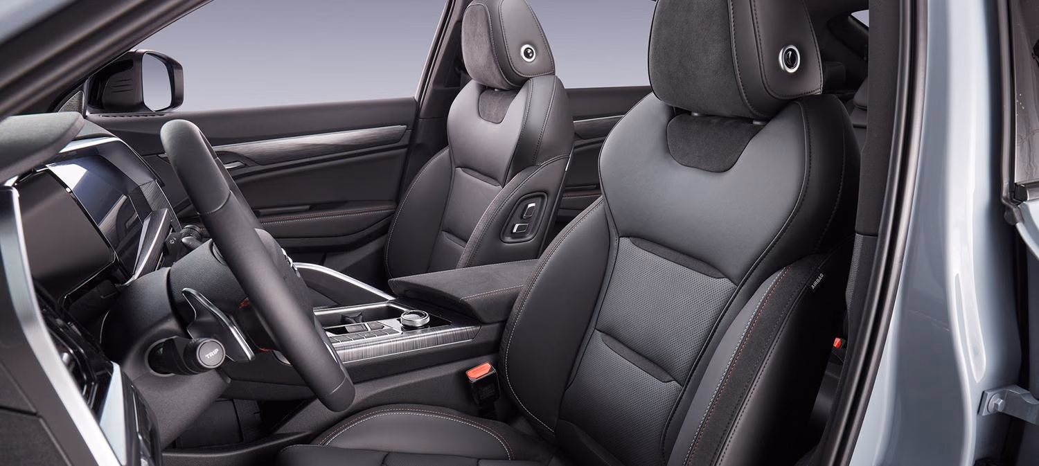 Передние кресла Geely Tugella