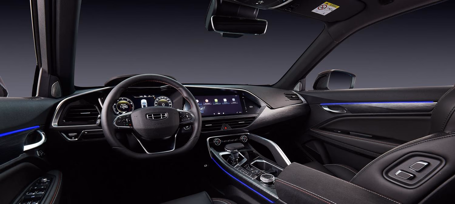 Водительское место и передняя панель Geely Tugella