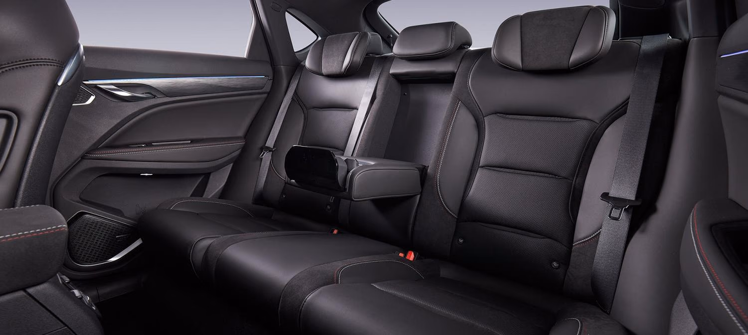 Задний ряд салона Geely Tugella