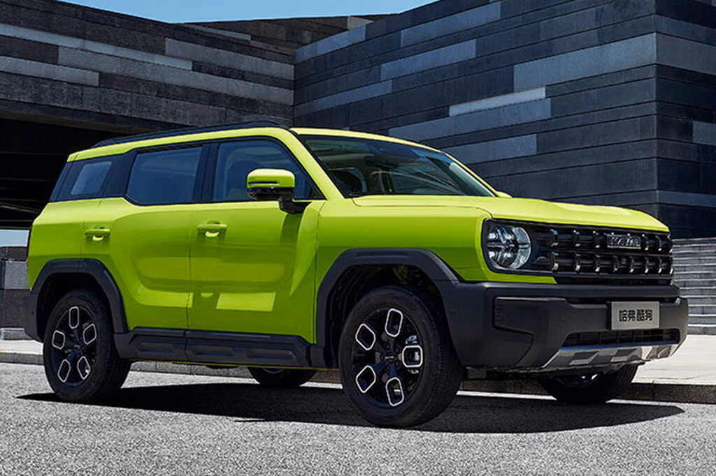 Haval Cool Dog — вид спереди в три четверти у здания