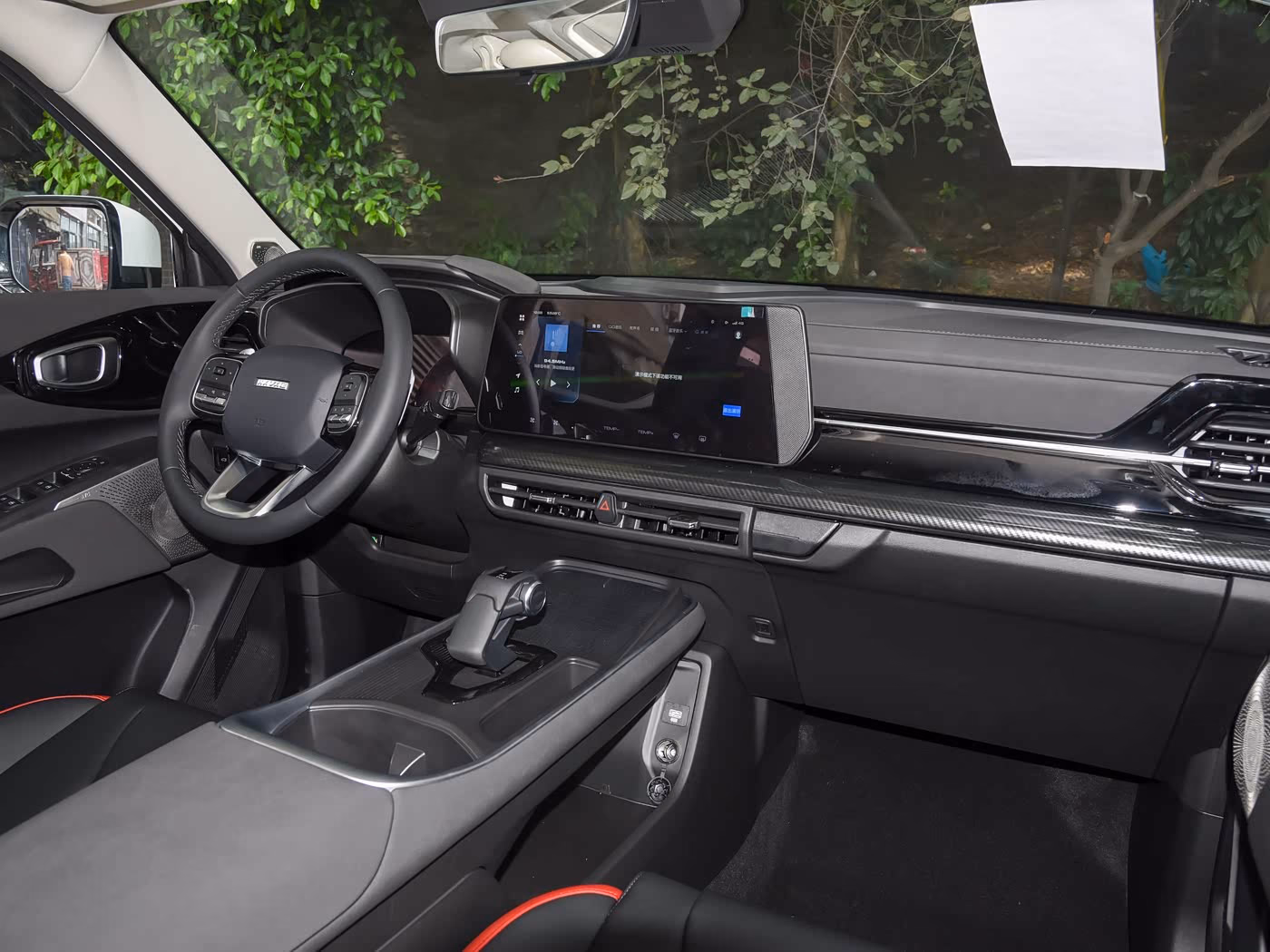 Haval Cool Dog — передняя часть салона сбоку