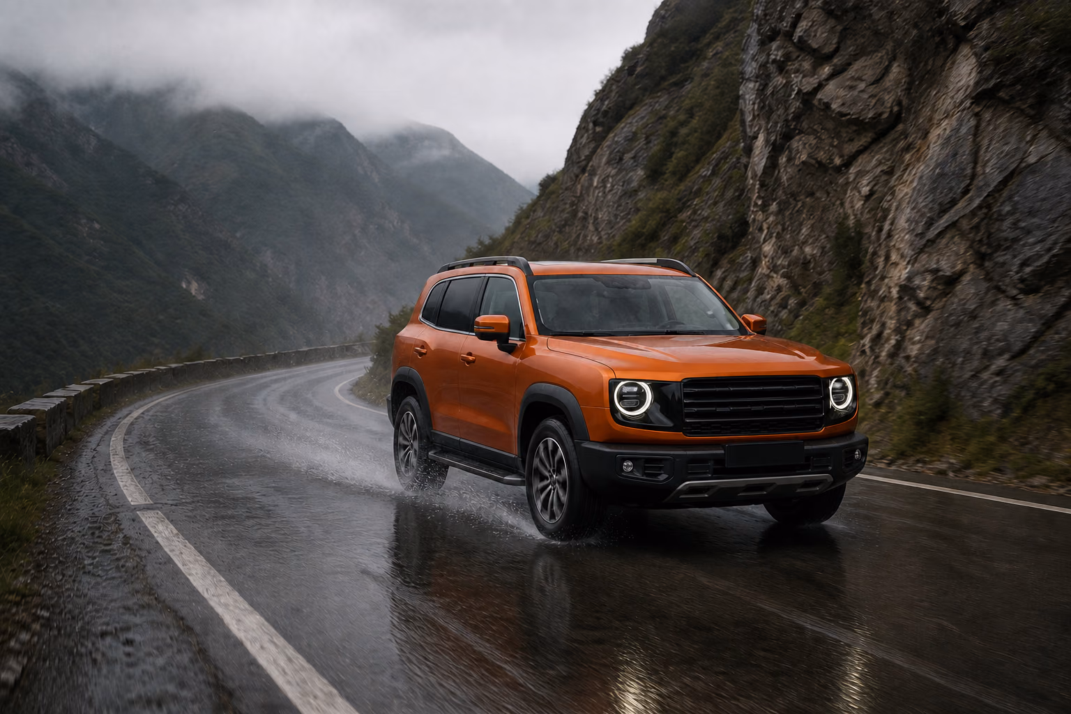 Оранжевый Haval Dargo на мокрой горной дороге