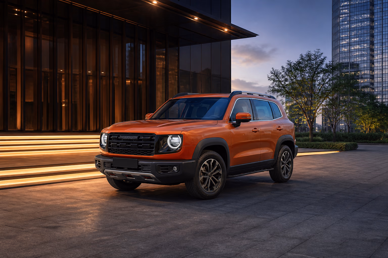 Оранжевый Haval Dargo у современной городской архитектуры