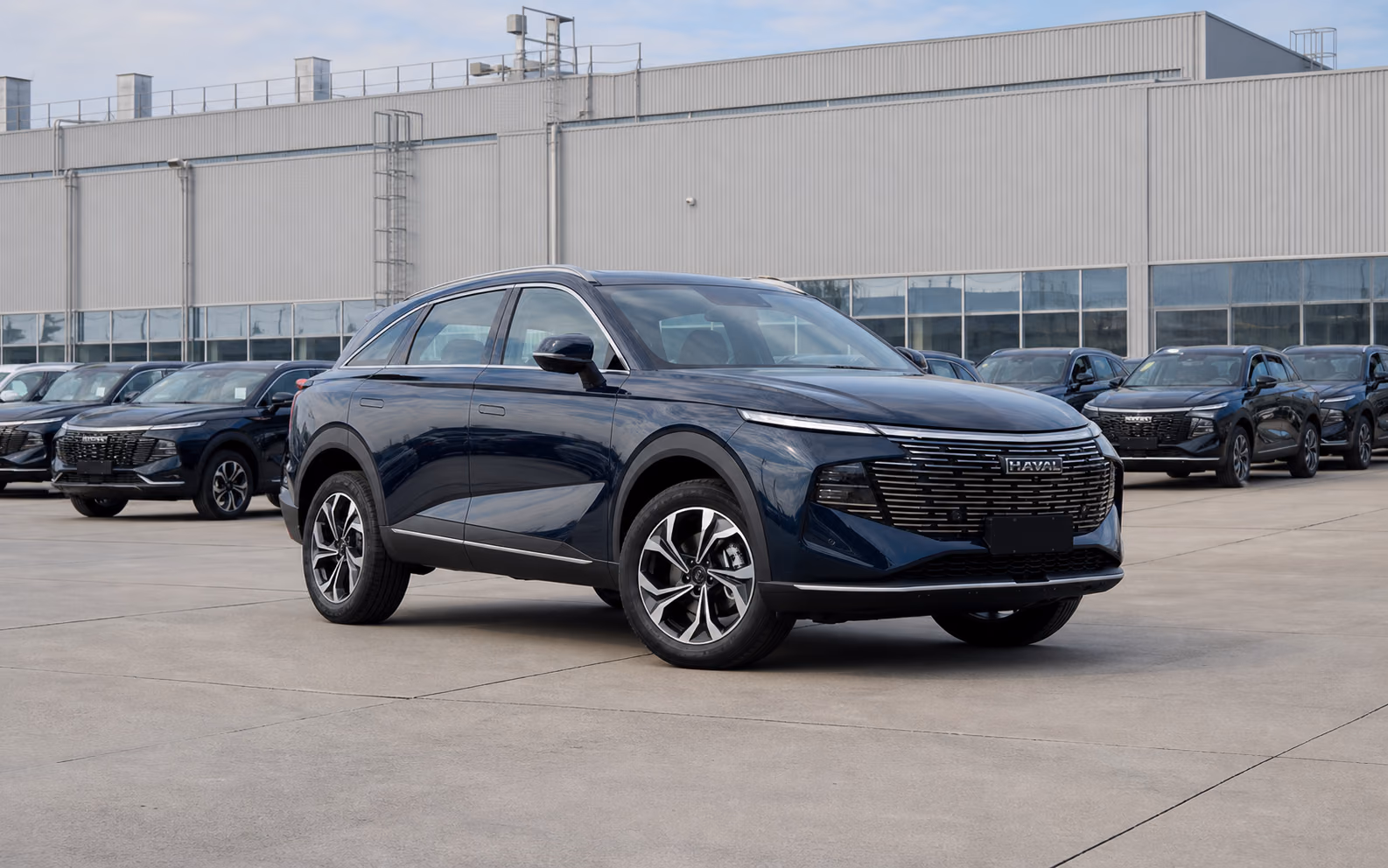 Haval F7 на площадке готовых автомобилей у сборочного корпуса