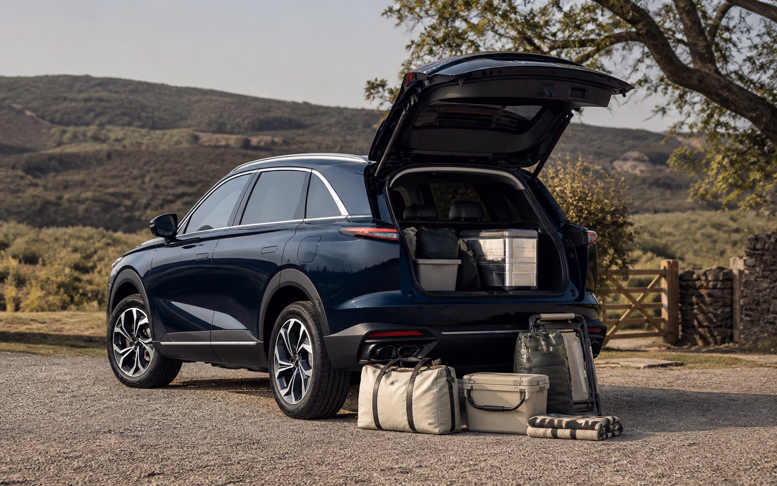 Haval F7 с открытым багажником и снаряжением для поездки