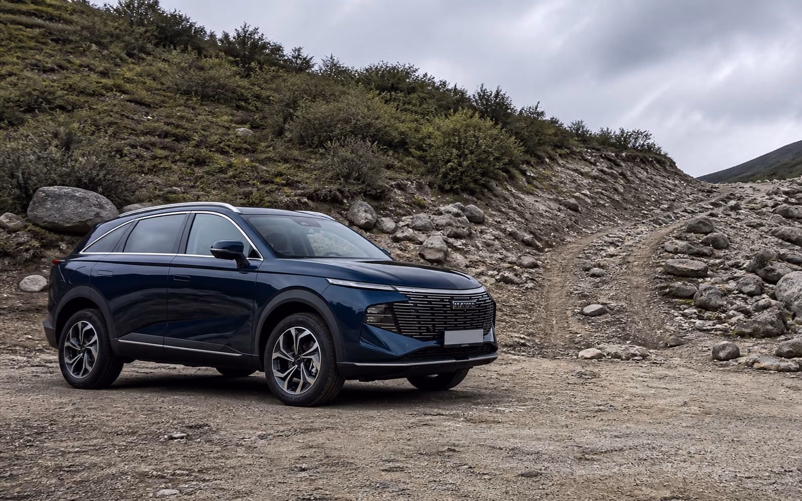 Haval F7 перед тяжёлым каменистым бездорожьем