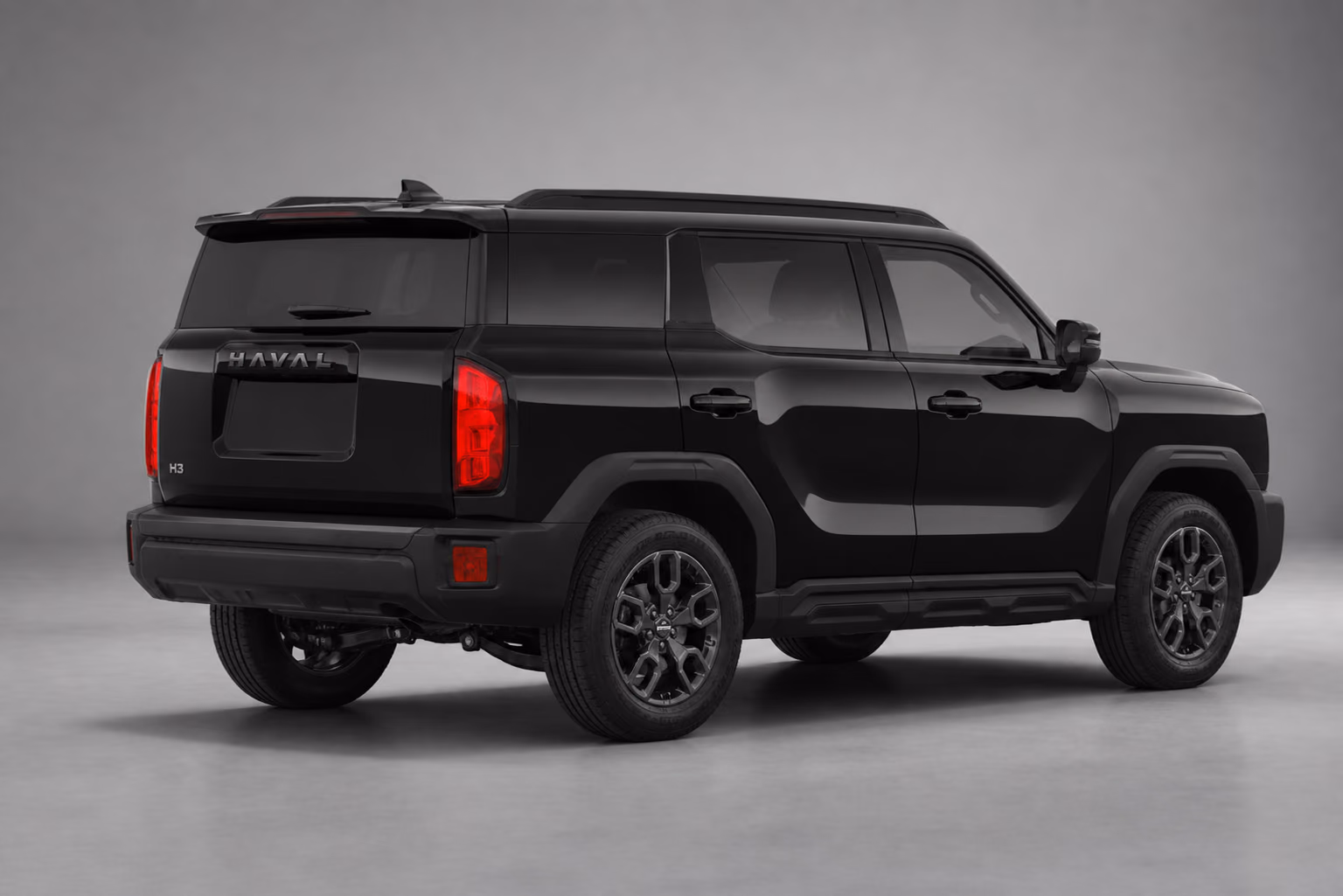 Чёрный Haval H3 сзади в серой студии