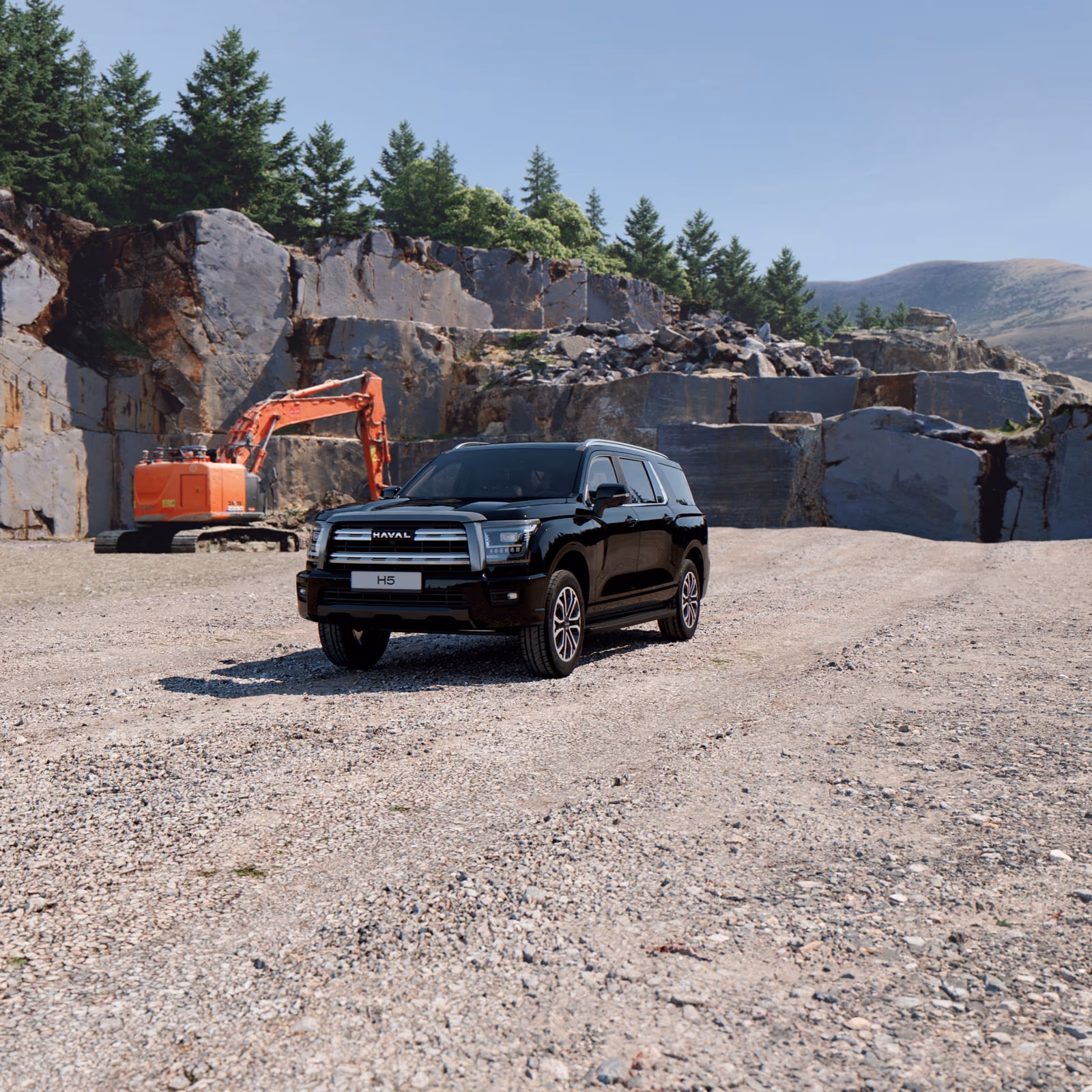 Haval H5 спереди в три четверти в карьере