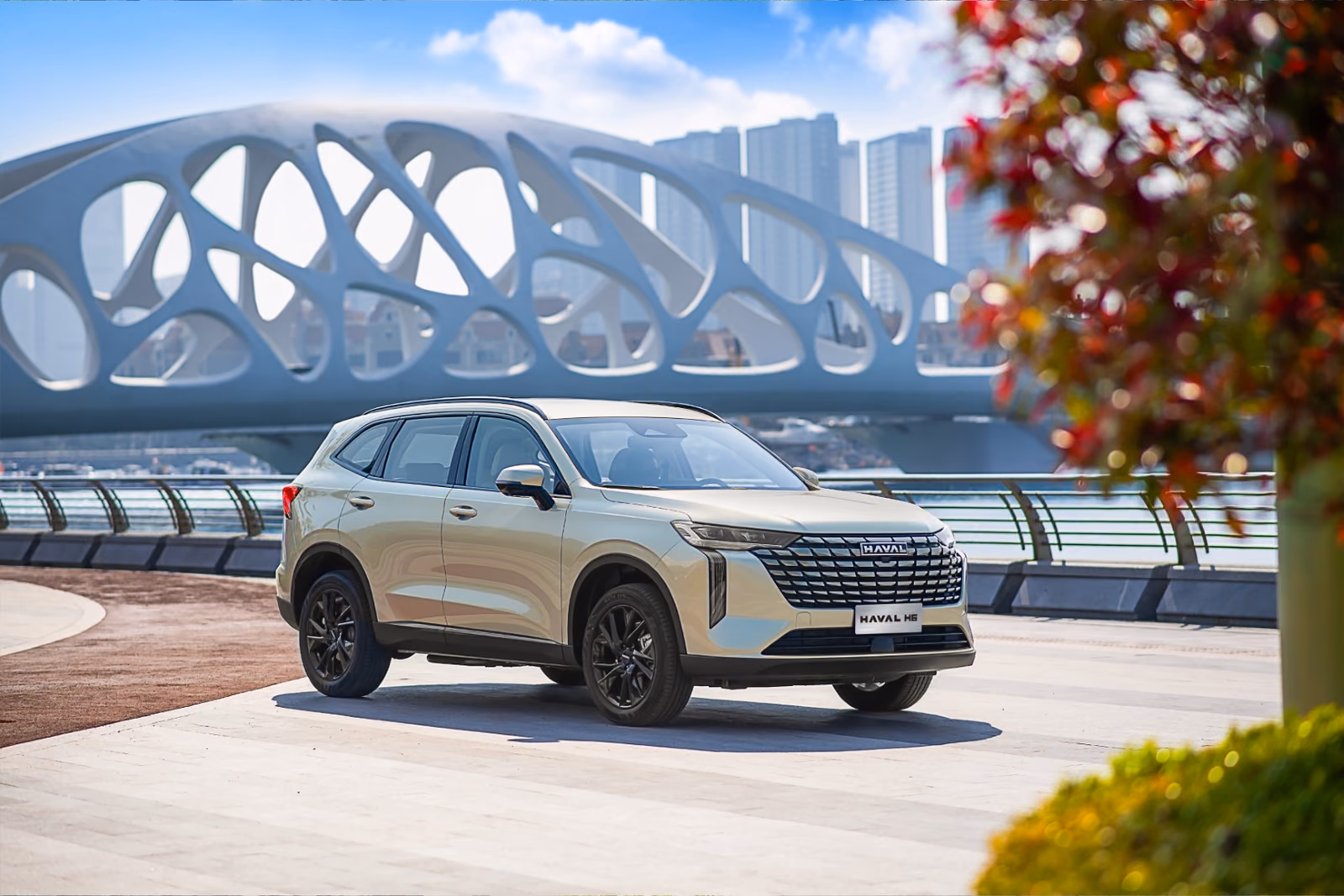 Haval H6 у современного здания