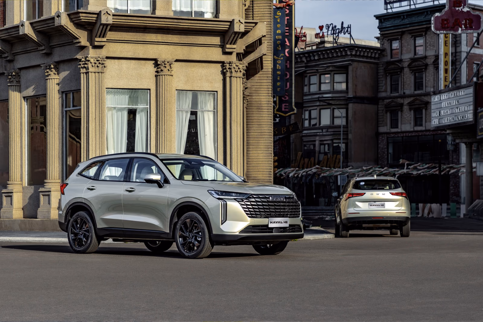 Два Haval H6 на городской улице