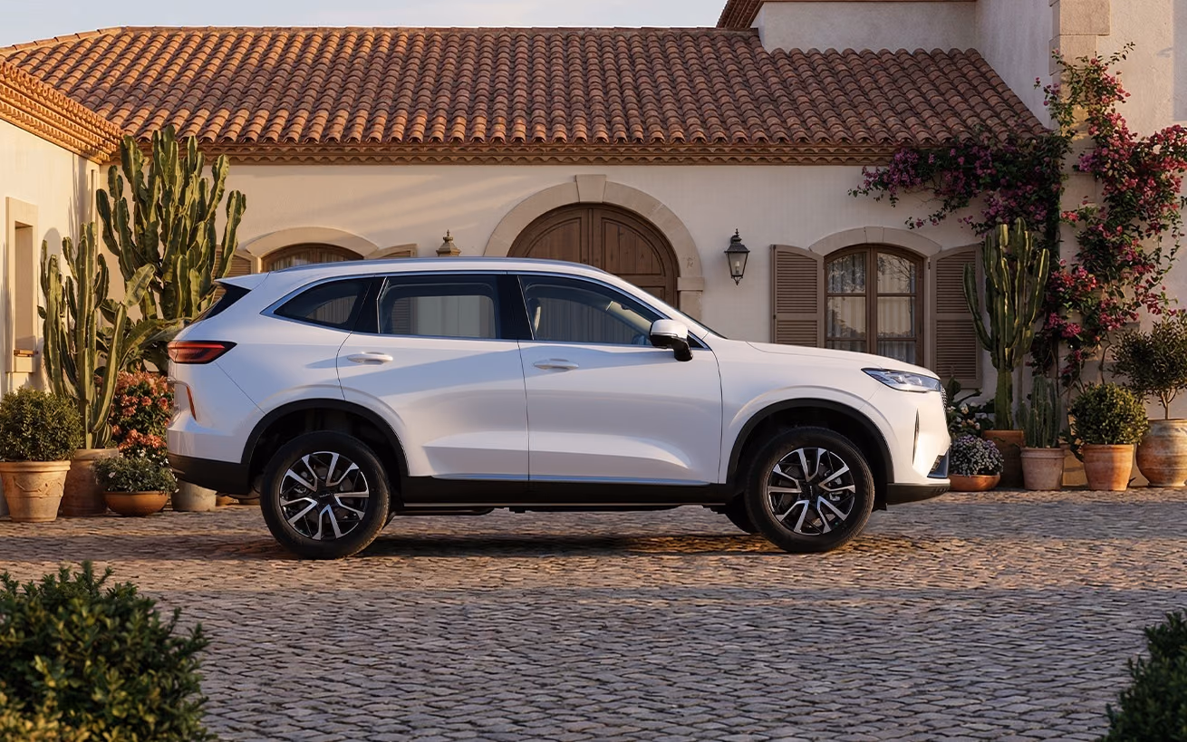 Haval H6S у виллы, вид сбоку