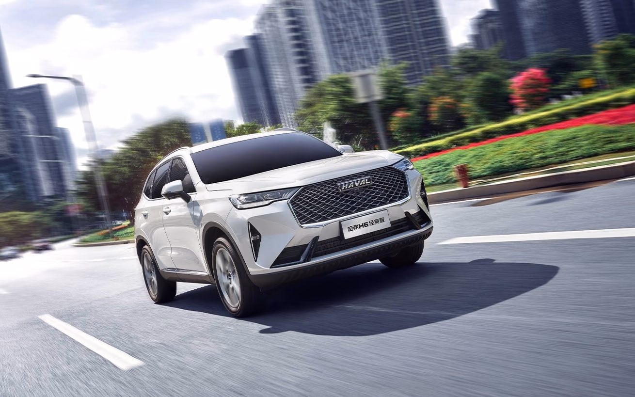 Haval H6S в движении по городу