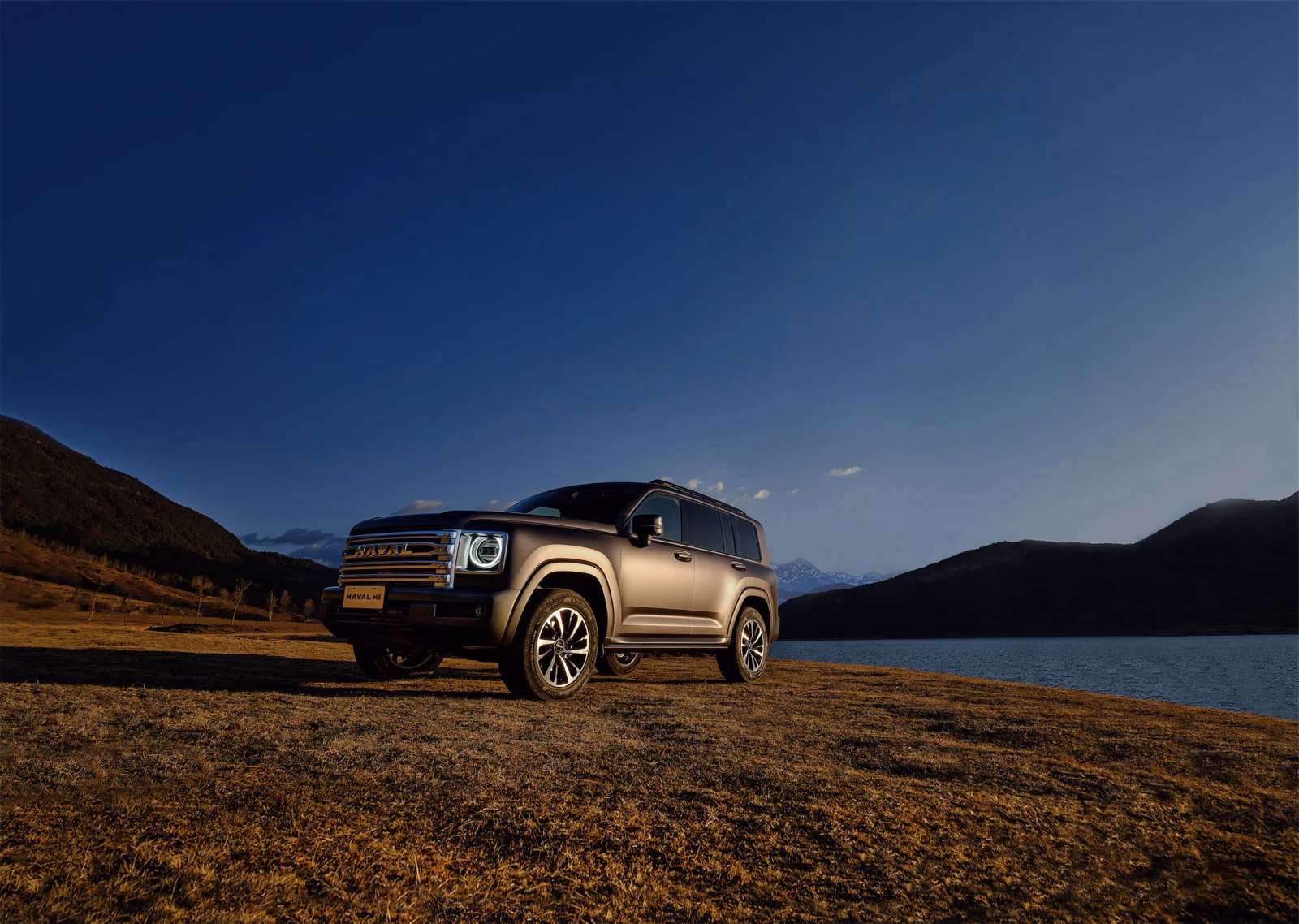 Haval H9 песочного цвета у озера