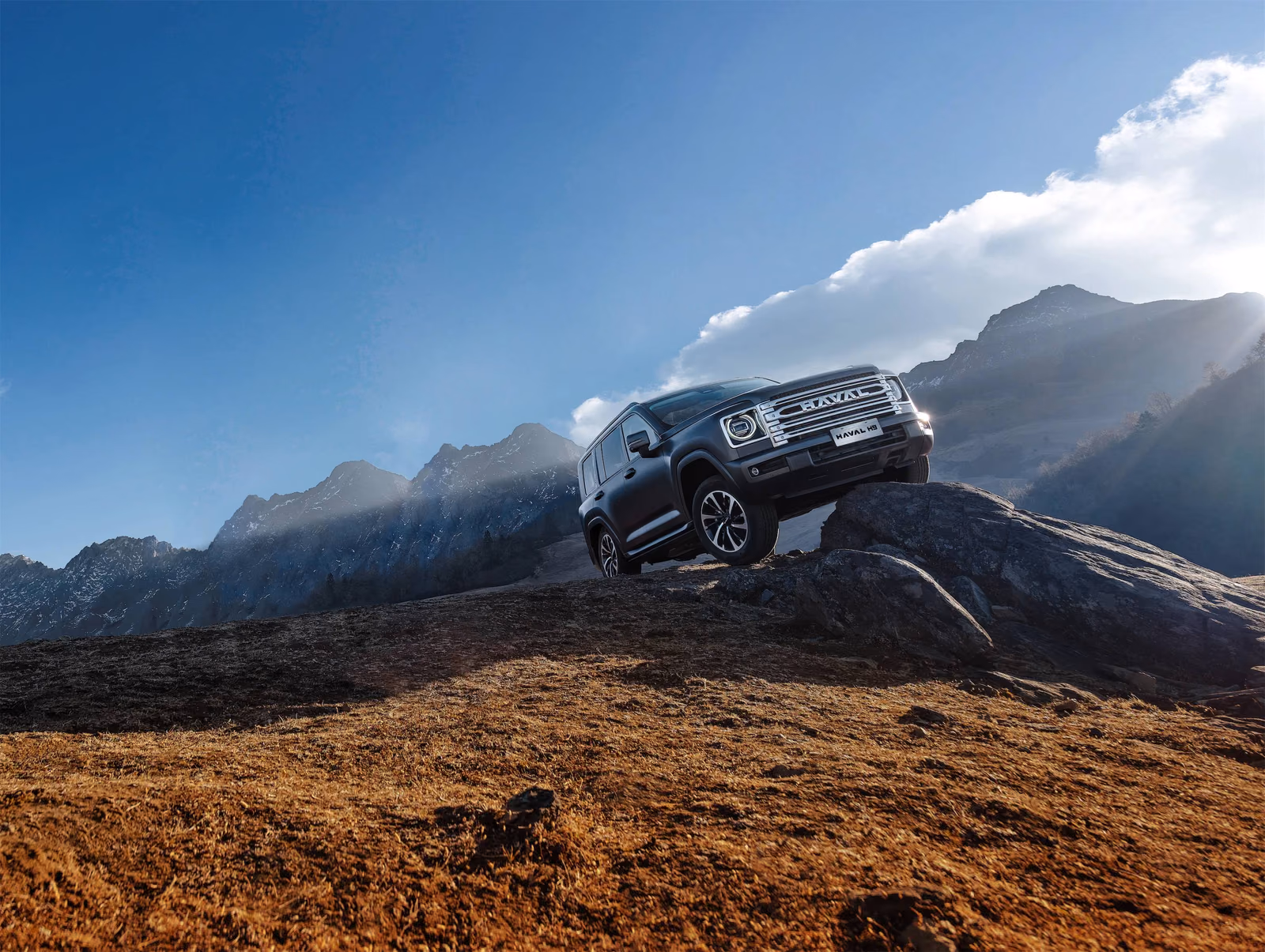 Haval H9 преодолевает подъём в горах