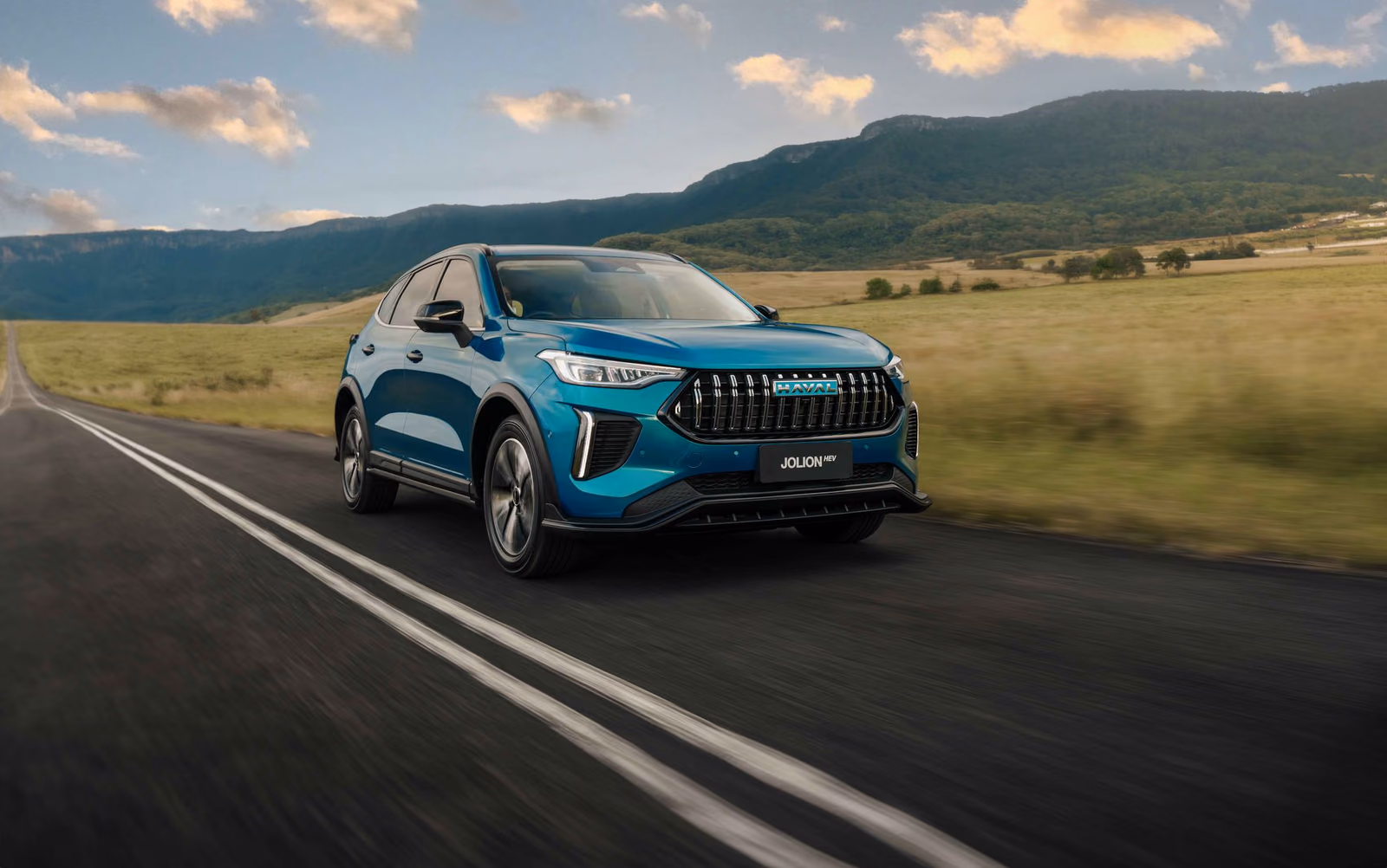 Синий Haval Jolion в движении по трассе