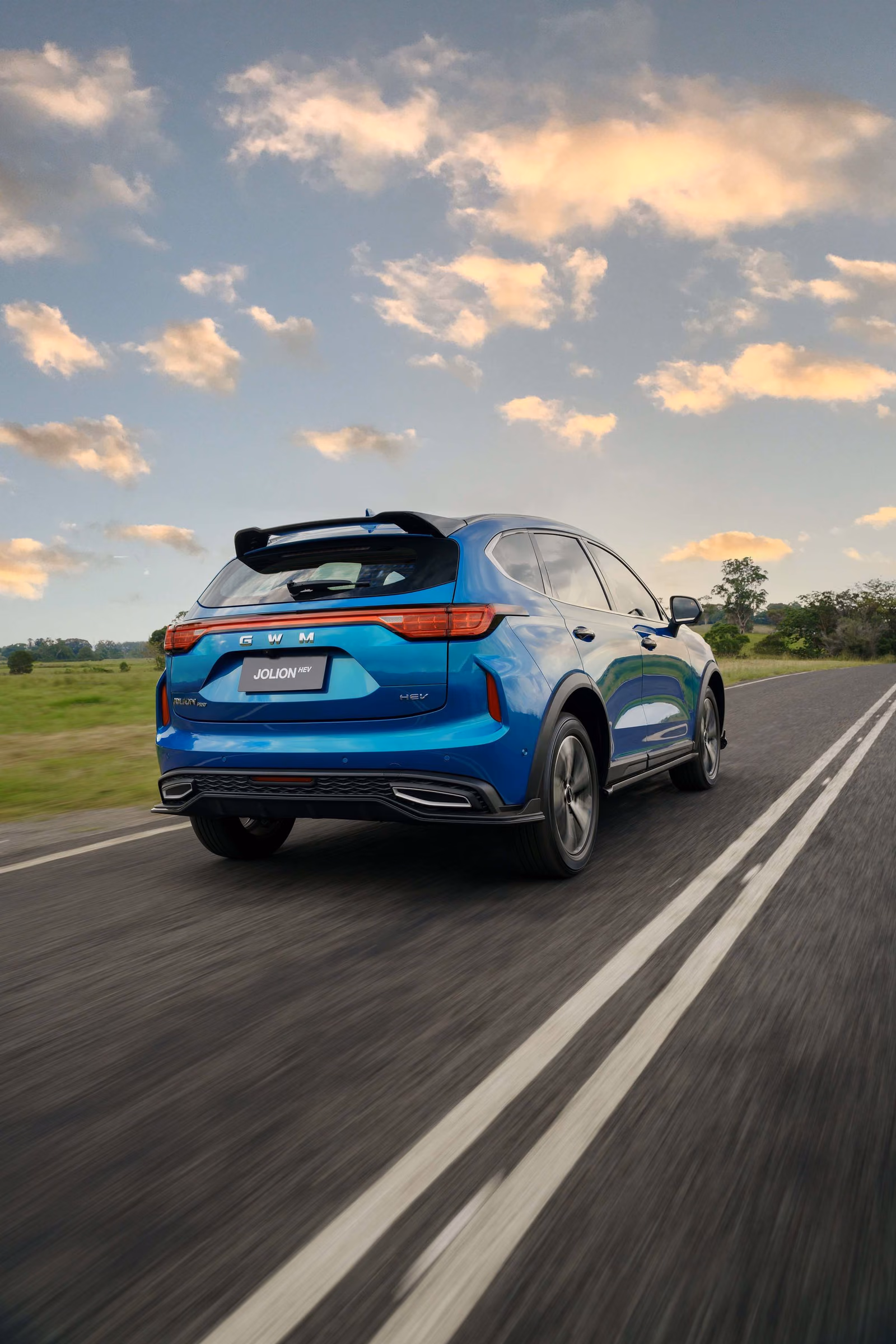 Haval Jolion сзади на трассе