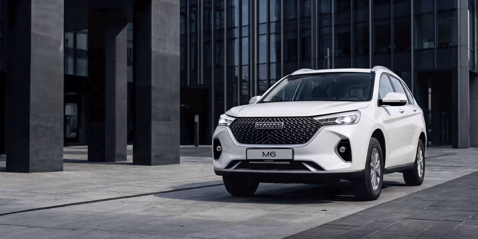 Haval M6 у здания, вид спереди