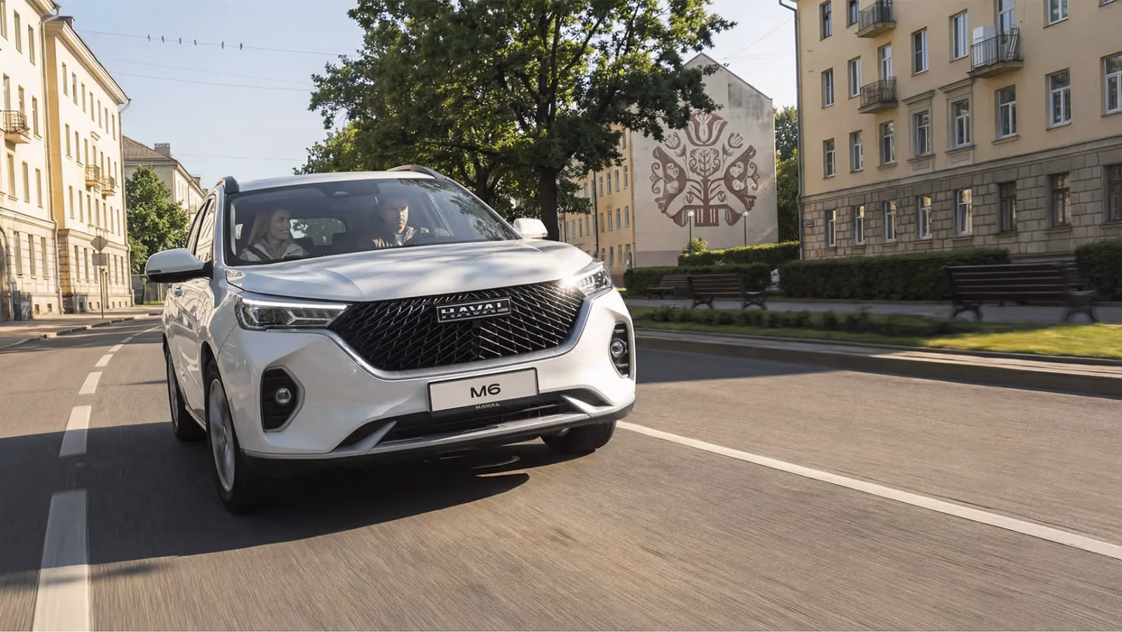 Haval M6 в движении по городу