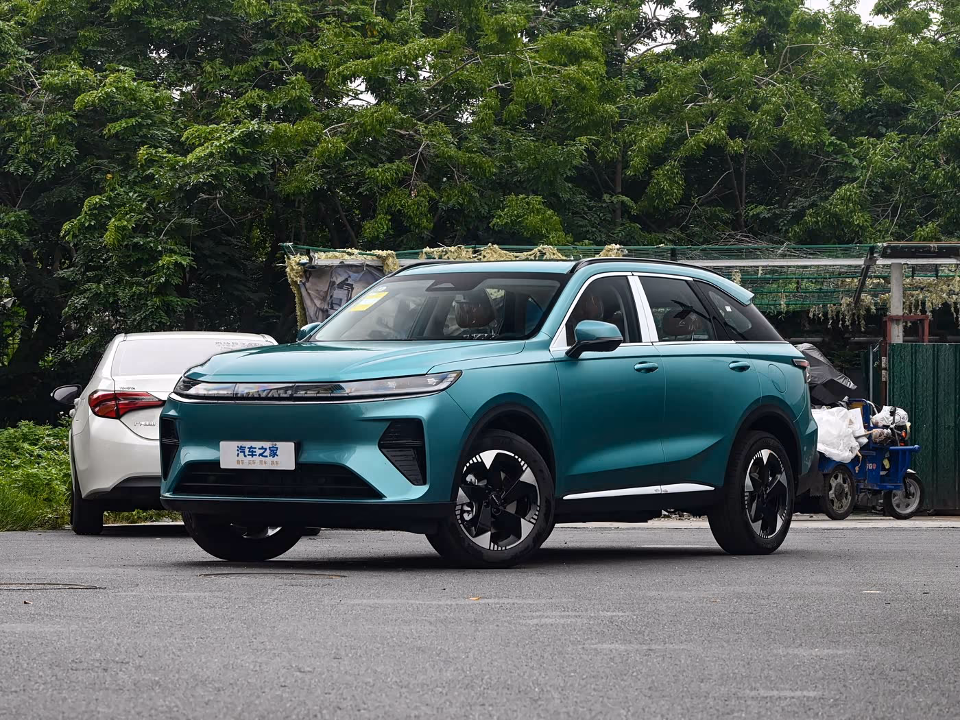 Haval Xiaolong Max второго поколения — вид спереди в три четверти в зелёном цвете