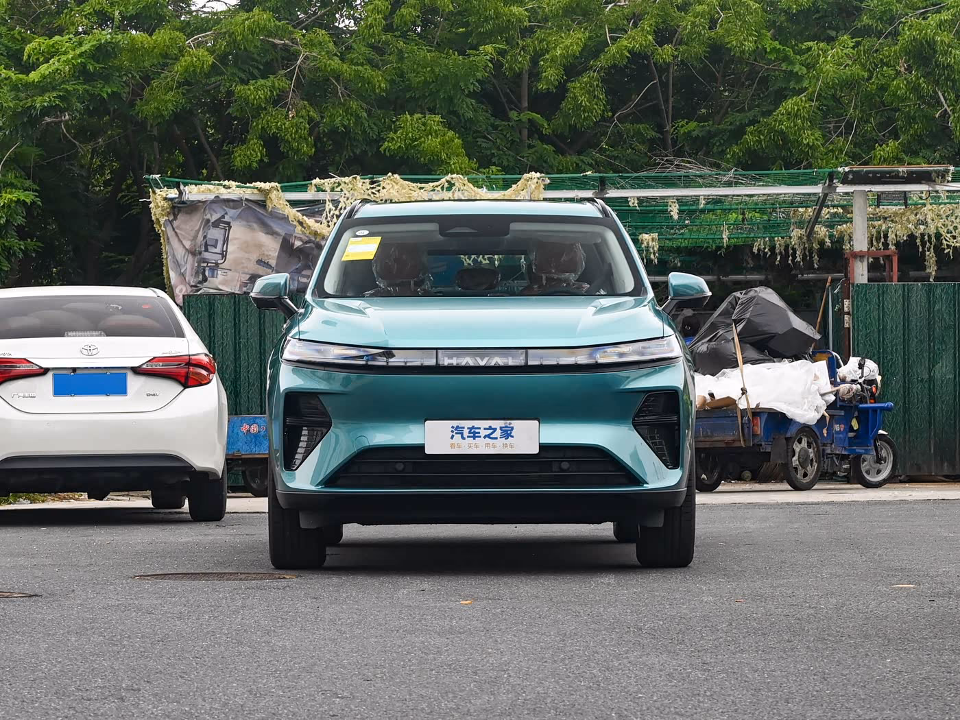 Haval Xiaolong Max второго поколения — вид спереди в зелёном цвете