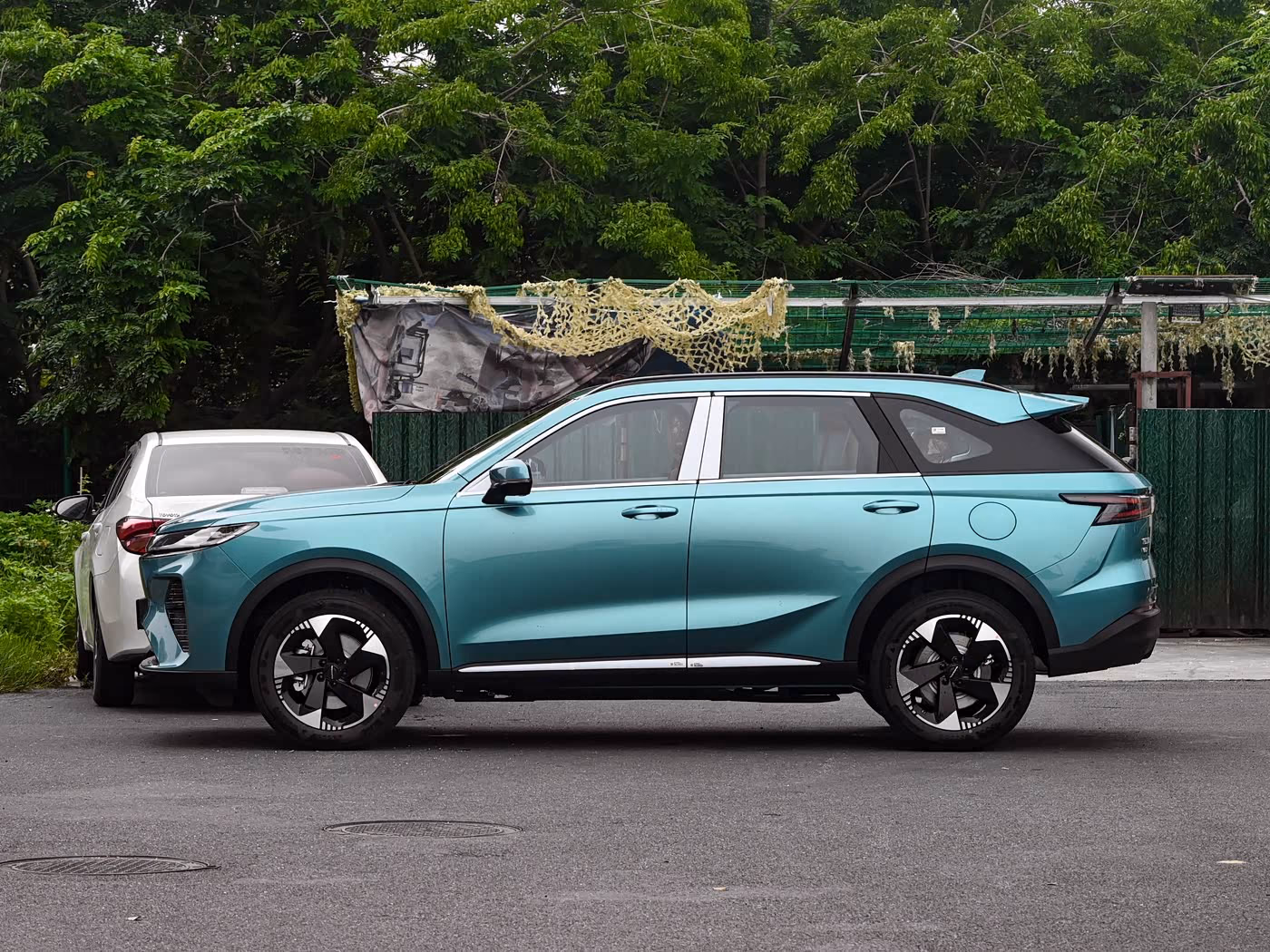 Haval Xiaolong Max второго поколения — профиль в зелёном цвете