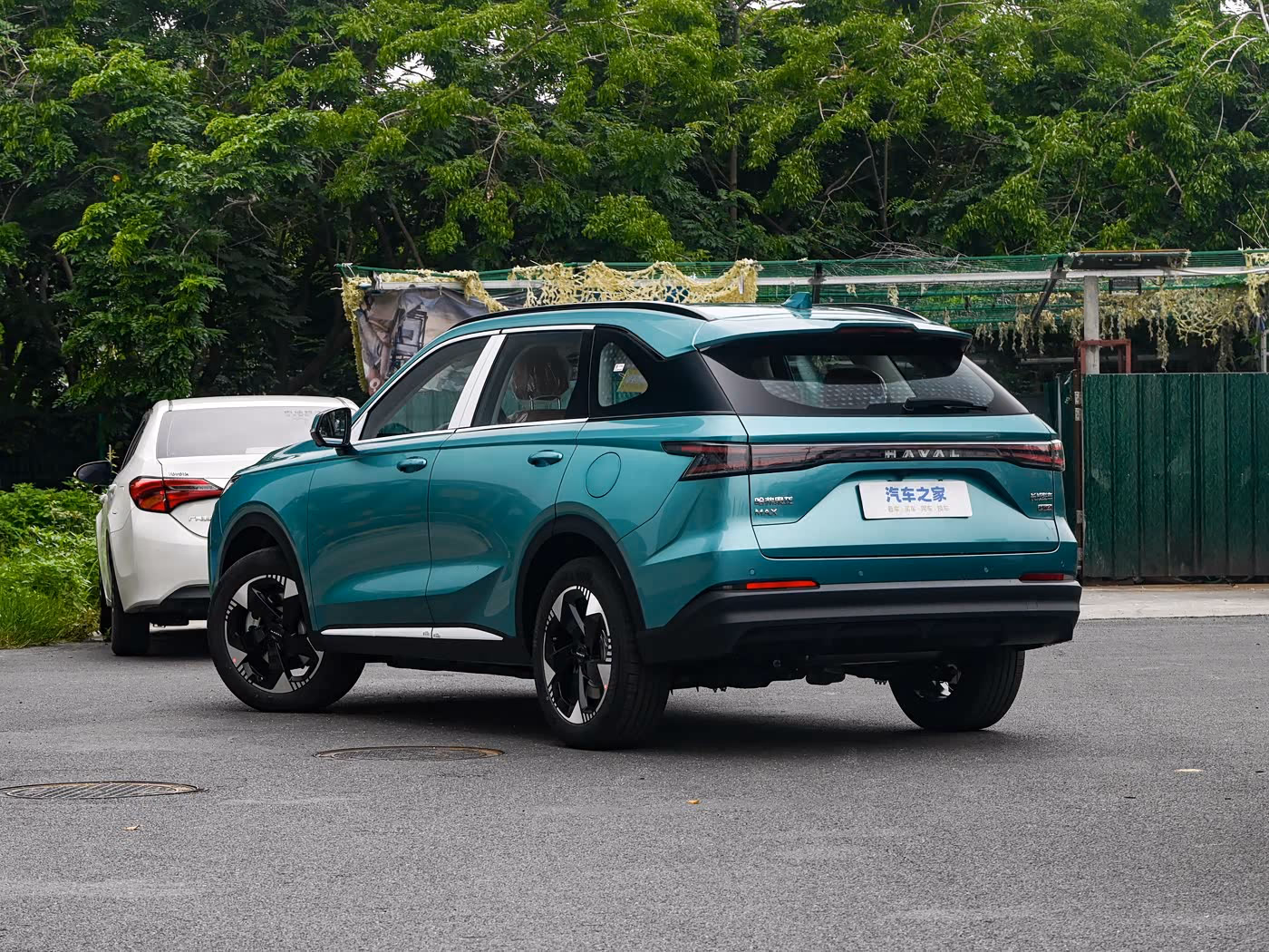 Haval Xiaolong Max второго поколения — вид сзади в три четверти в зелёном цвете