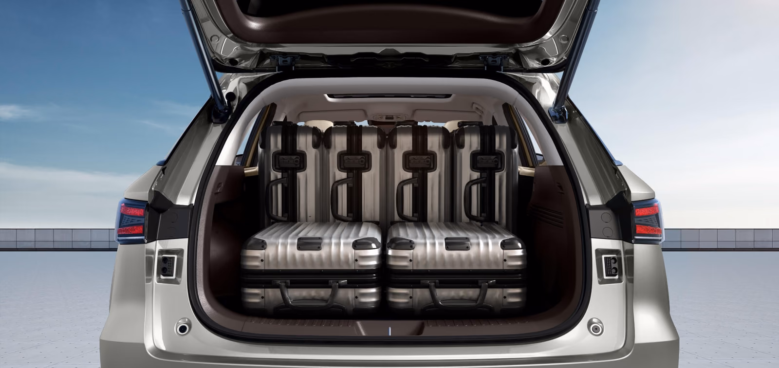 Haval Xiaolong Max второго поколения — багажник с дорожным багажом