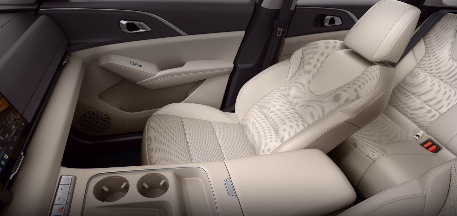 Haval Xiaolong Max второго поколения — передние сиденья и центральная консоль