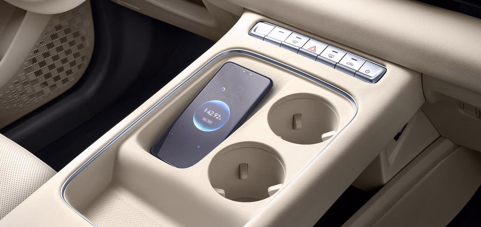 Haval Xiaolong Max второго поколения — беспроводная зарядка и подстаканники