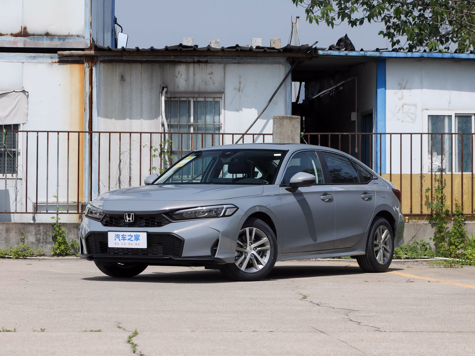 Honda Civic 2026 — серый седан спереди в три четверти