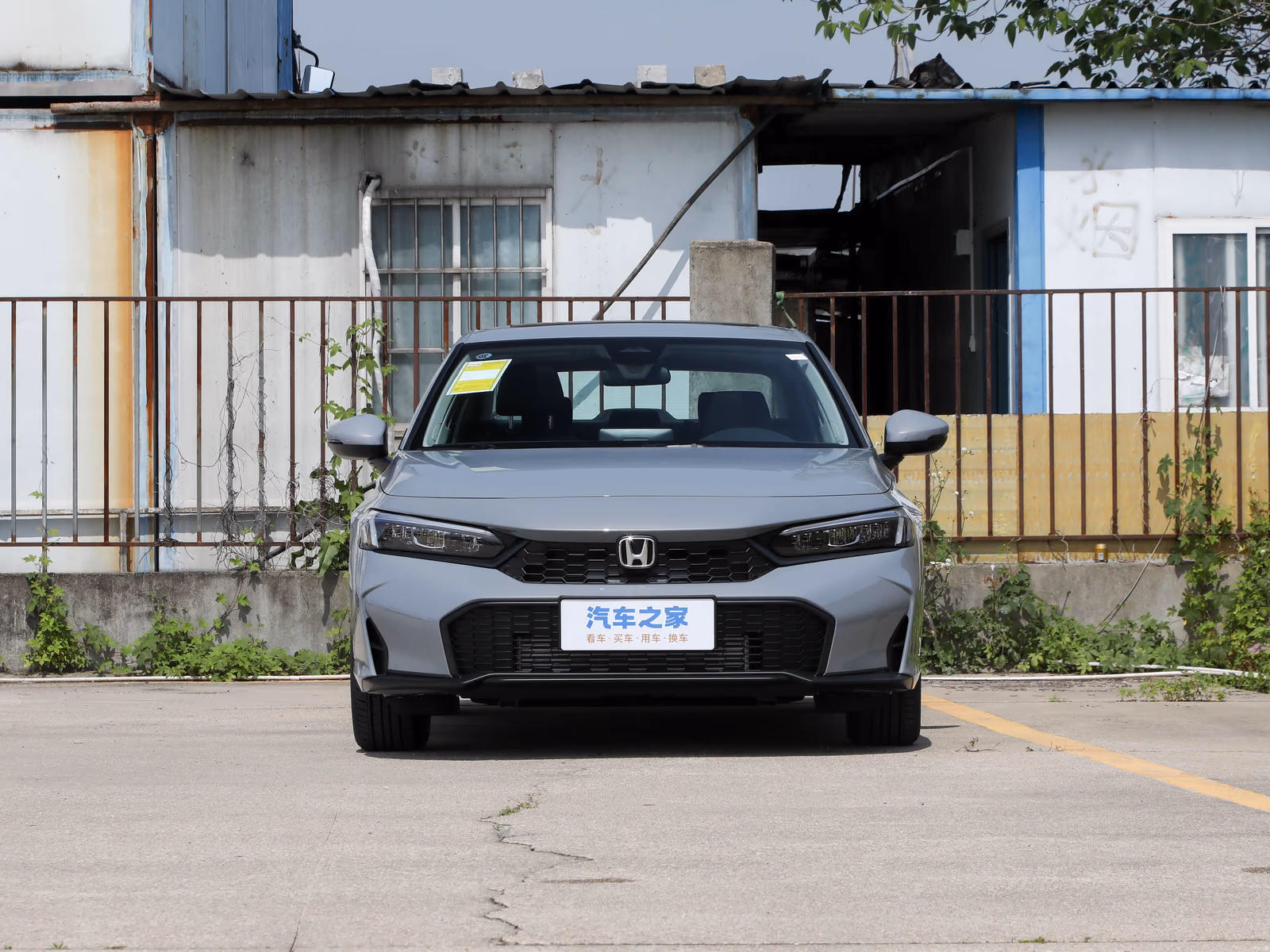 Honda Civic 2026 — серый седан строго спереди
