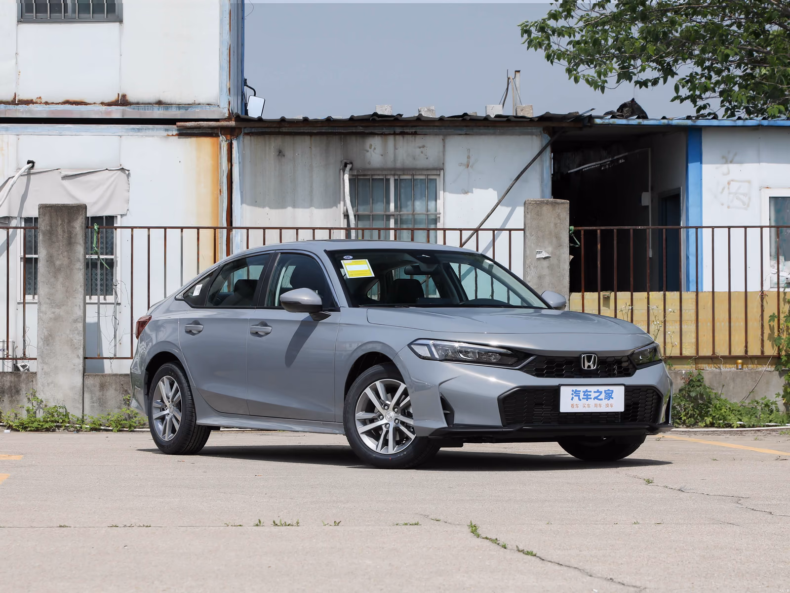 Honda Civic 2026 — серый седан спереди с другой стороны