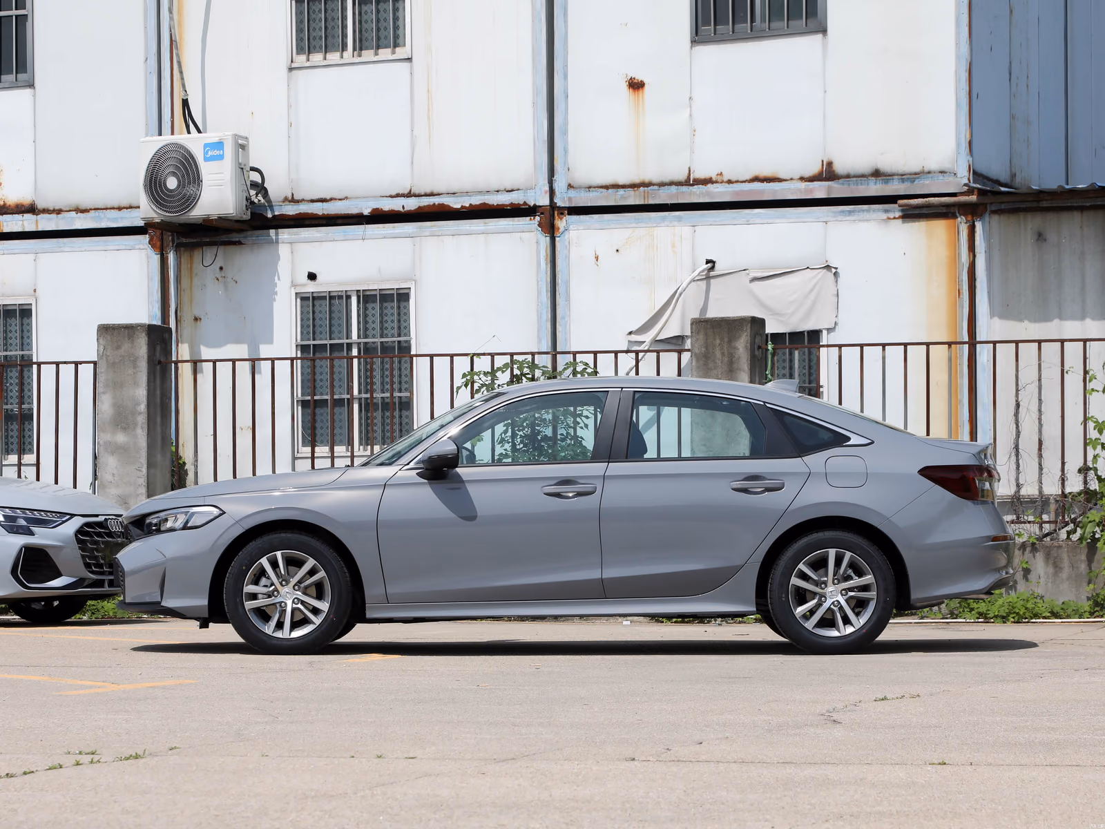 Honda Civic 2026 — серый седан в профиль